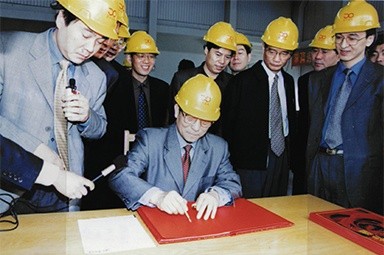 2002年4月3日，时任浙江省省长柴松岳视察304永利集团工业园